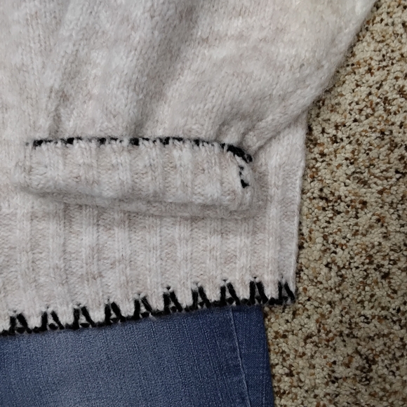 3896 Size XL Oli & Hali Light Cream Crewneck Sweater with Black Trim - Picture 4 of 7